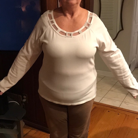 Smart top, lots of bling.  Great value,  styling. - Picture 3 of 8